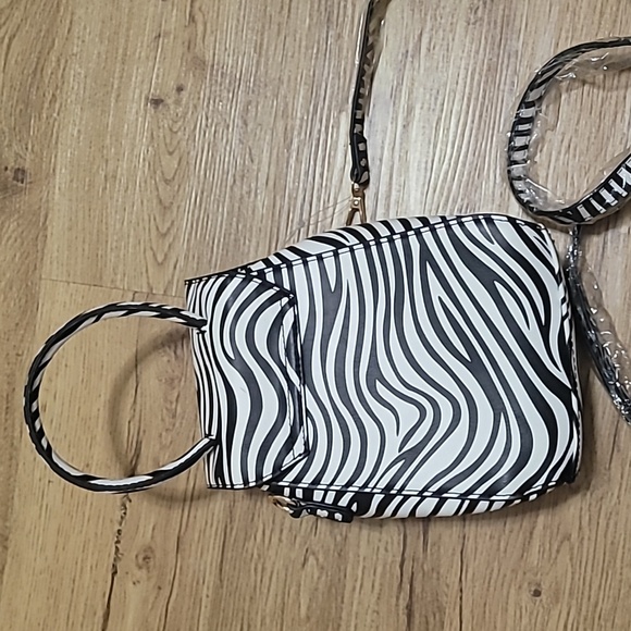 Zebra Print Shoulder Purse - Picture 4 of 5